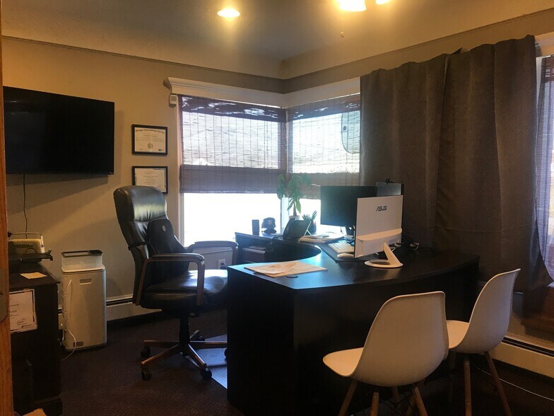 More Photos Of 18555 Fort St, Riverview Office For Sale