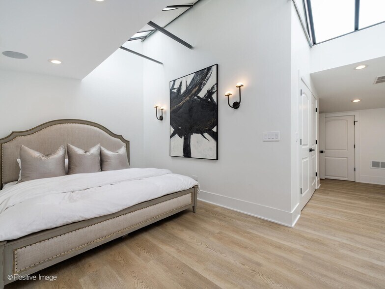 More Photos Of 2733 N Pulaski Rd, Chicago Showroom For Sale