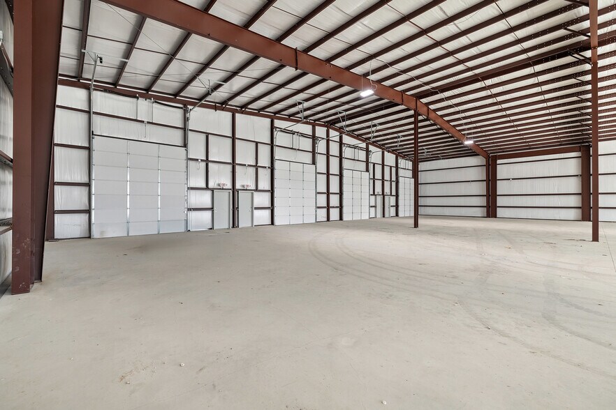 More Photos Of 202 W 1st St, Taylor Flex For Lease