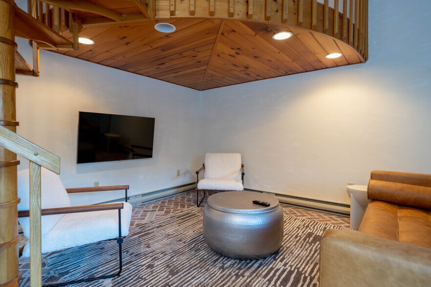 More Photos Of 218 NY-296, Windham Hotel For Sale