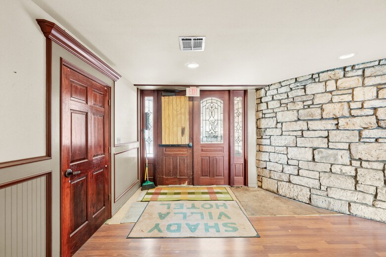 More Photos Of 401 S Stagecoach Rd, Salado Office For Sale