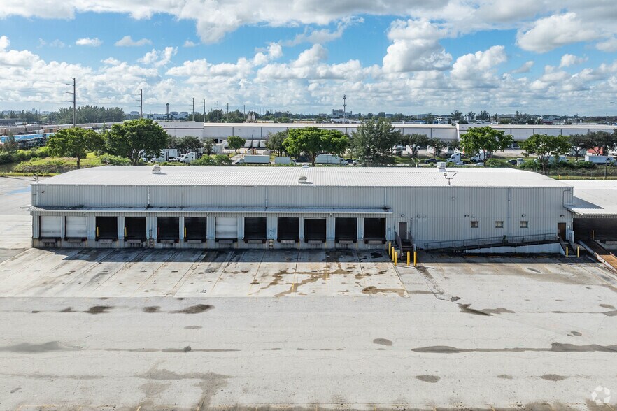 More Photos Of 7000 NW 60th St, Miami Warehouse For Lease