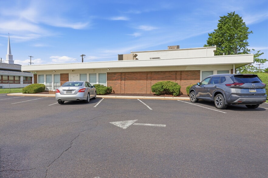 More Photos Of 1568 Woodbourne Rd, Levittown Office For Sale