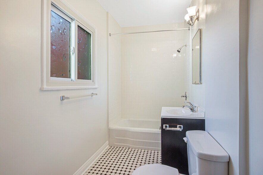 More Photos Of 1074 S Genesee Ave, Los Angeles Apartments For Sale