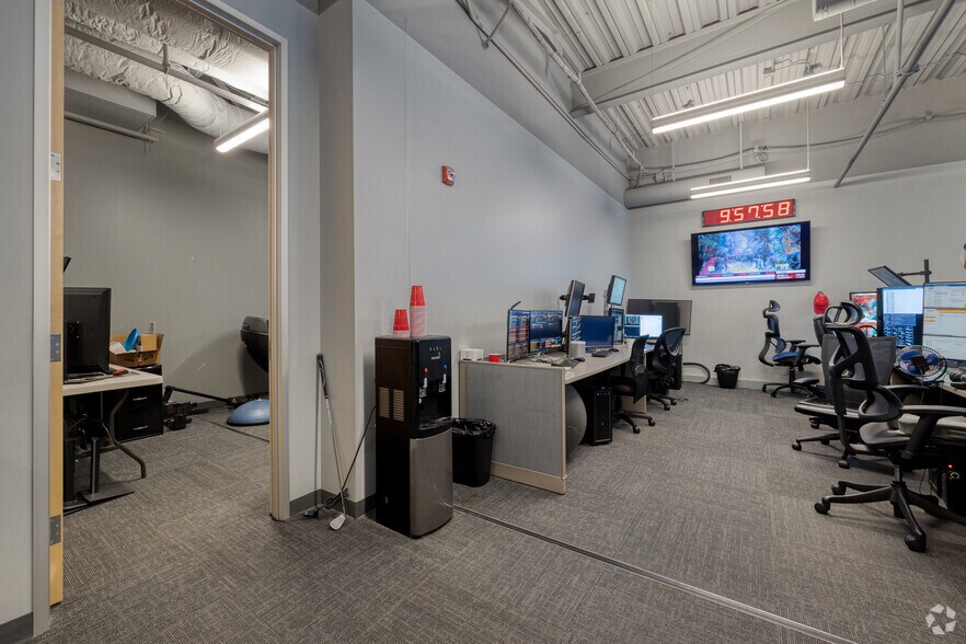 More Photos Of 12515 Research Blvd, Austin Unknown For Lease