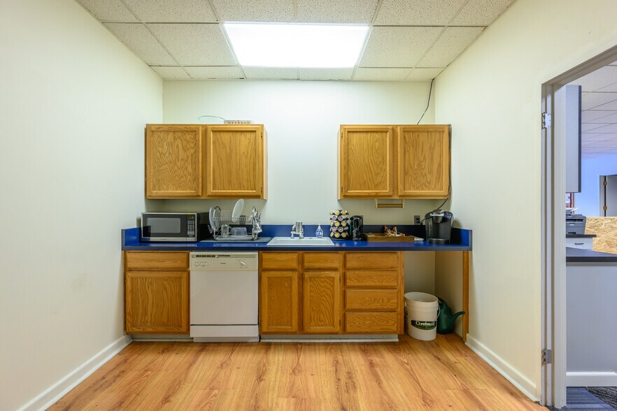 More Photos Of 2014 SE 9th Ave, Portland Warehouse For Sale