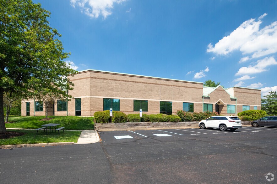 More Photos Of 800-880 Town Center Dr, Langhorne Unknown For Lease