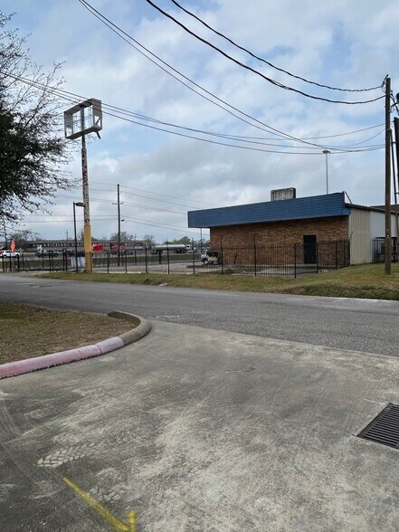 More Photos Of 46 I-10 N, Beaumont Freestanding For Sale