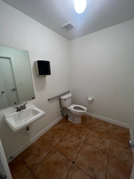 More Photos Of 5580 W 16th Ave, Hialeah Medical For Lease