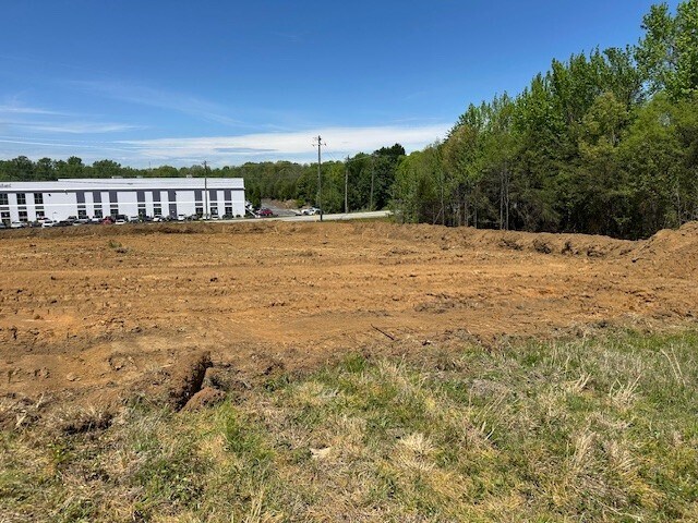 More Photos Of 415 Gallimore Dairy Rd, Greensboro Warehouse For Lease