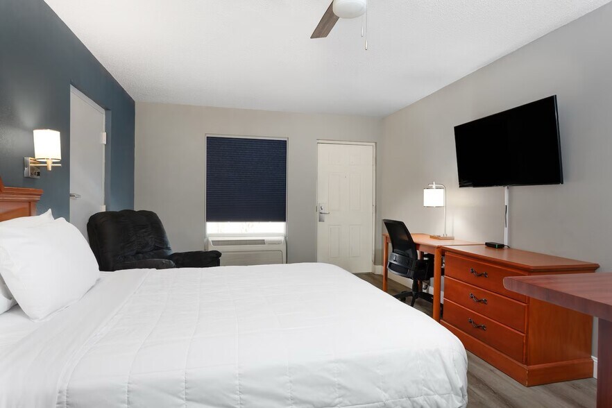 More Photos Of 2222 Highway 71, Marianna Hotel For Sale