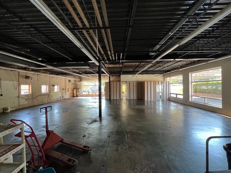 More Photos Of 166 N Logan St, Marion General Retail For Sale