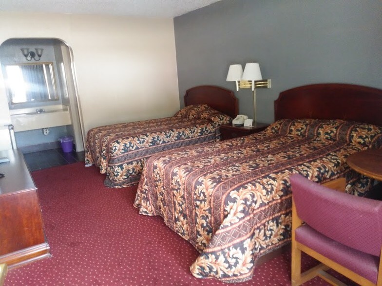 More Photos Of 1709 N Expressway, Griffin Hotel For Sale