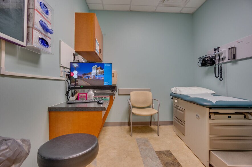 More Photos Of 4275 Western Blvd, Jacksonville Medical For Sale