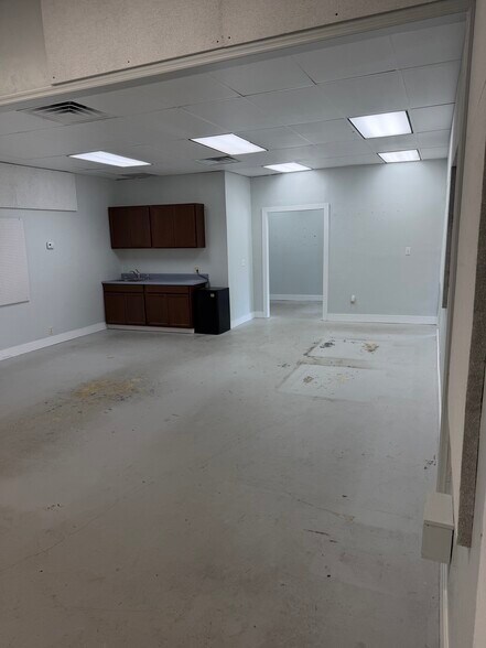 More Photos Of 2522 Capital Cir NE, Tallahassee General Retail For Sale