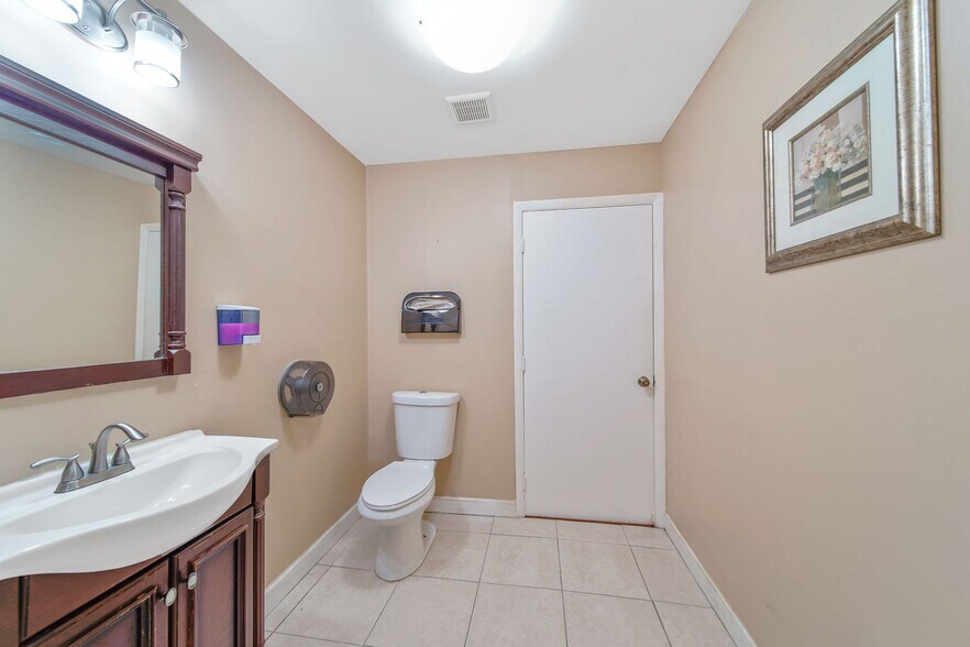 More Photos Of 25 E 4th St, Hialeah Office For Lease