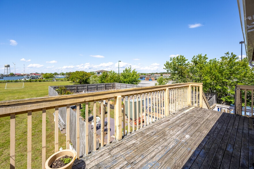 More Photos Of 700 Norris Harbor Dr, Crisfield Hotel For Sale