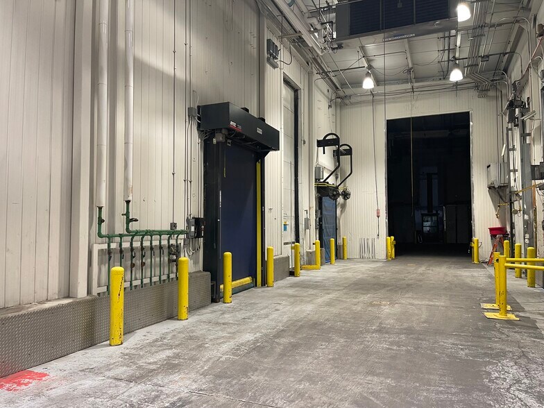More Photos Of 33 Rajon Rd, Bayport Manufacturing For Lease