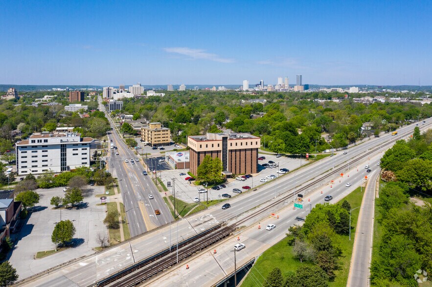 More Photos Of 2727 E 21st St, Tulsa Office For Lease