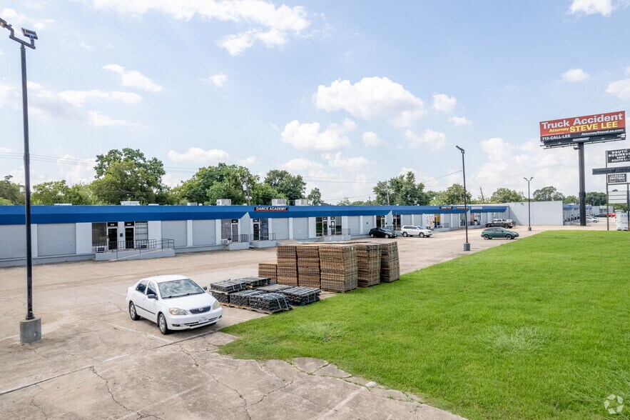 More Photos Of 5900-5934 S Loop Fwy, Houston Unknown For Lease