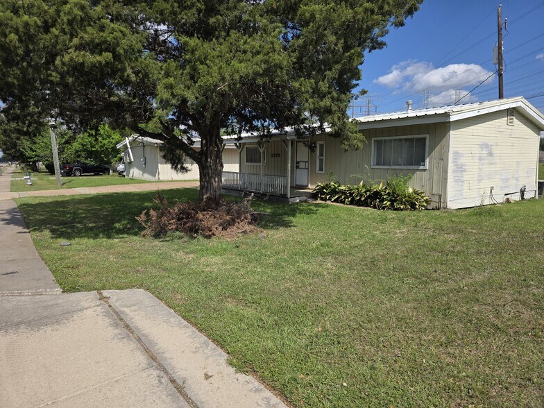 More Photos Of 2219 5th St, Stafford Office For Sale