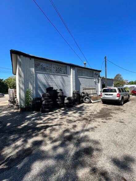 More Photos Of 613 E 200th St, Cleveland Auto Repair For Sale