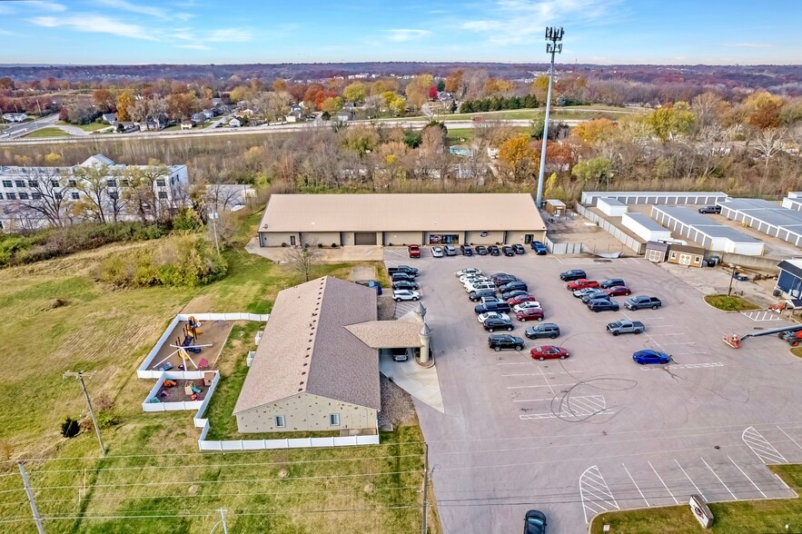 More Photos Of 6970 N Broadway St, Kansas City Showroom For Sale