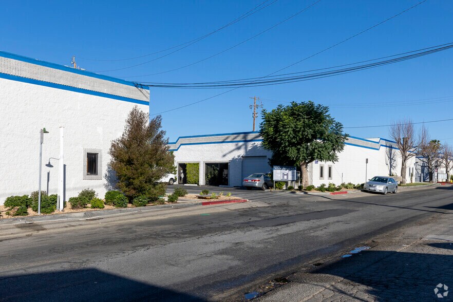 Primary Photo Of 7625 Hayvenhurst Ave, Van Nuys Warehouse For Lease