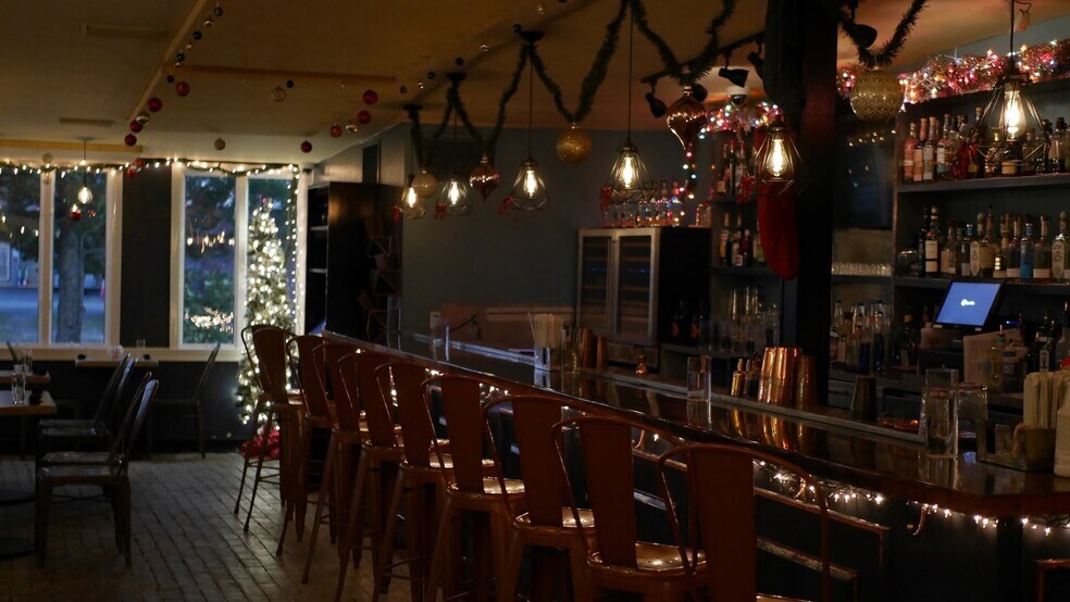 More Photos Of 17 S Edison St, Montauk Freestanding For Lease