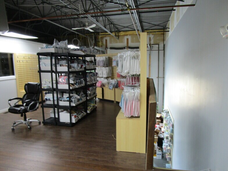 More Photos Of 11211 180 St NW, Edmonton Flex For Sale