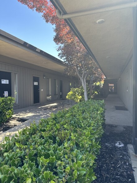 More Photos Of 1035 W Robinhood Dr, Stockton Office For Lease