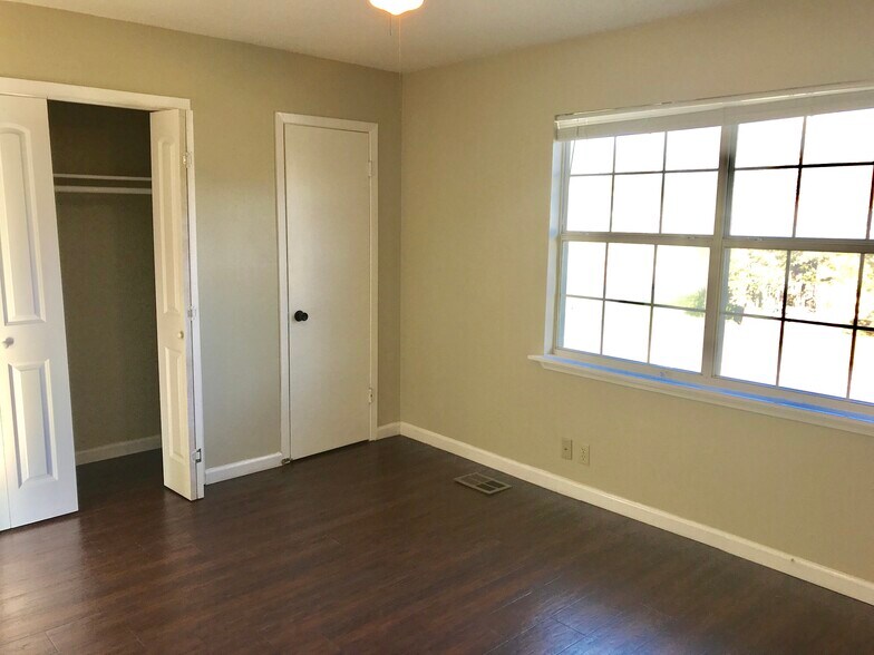 More Photos Of 210 Austin St, Grapevine Apartments For Sale