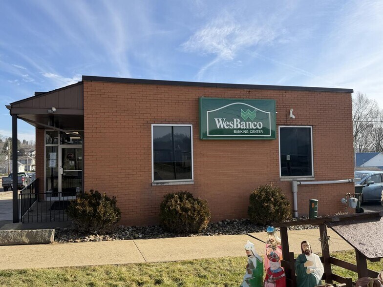 More Photos Of 102 E Main St, Freeport Bank For Sale