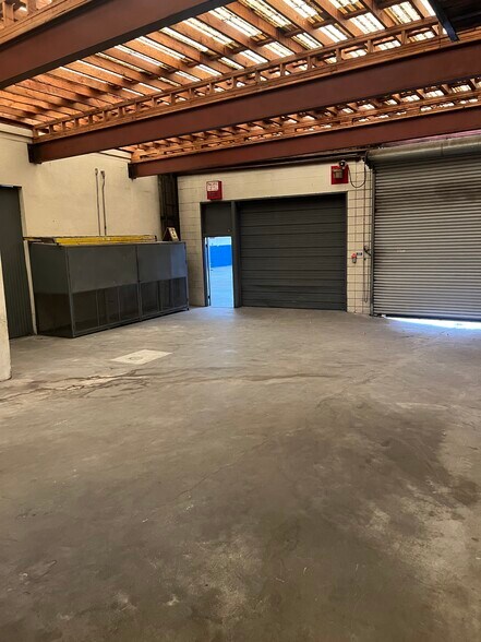 More Photos Of 13513 Sherman Way, Van Nuys Manufacturing For Sale