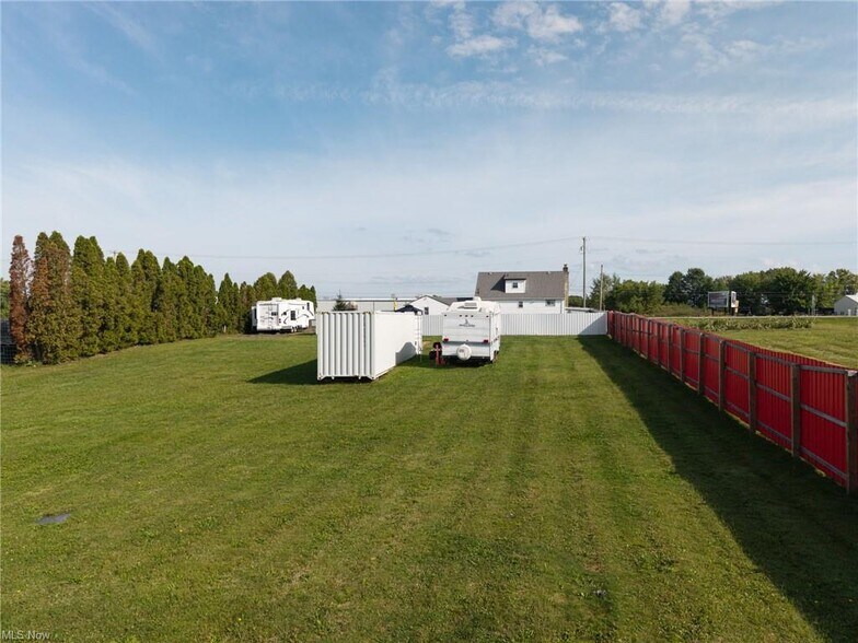 More Photos Of 14479 Lincoln Way E, Dalton Flex For Sale