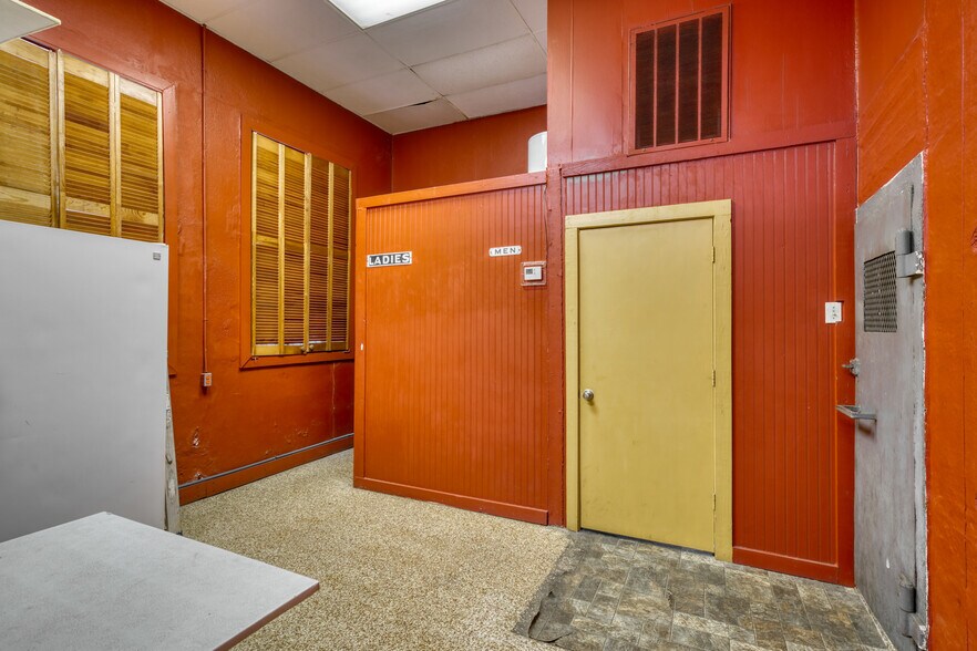 More Photos Of 514-520 N Railroad St, Burton Restaurant For Lease