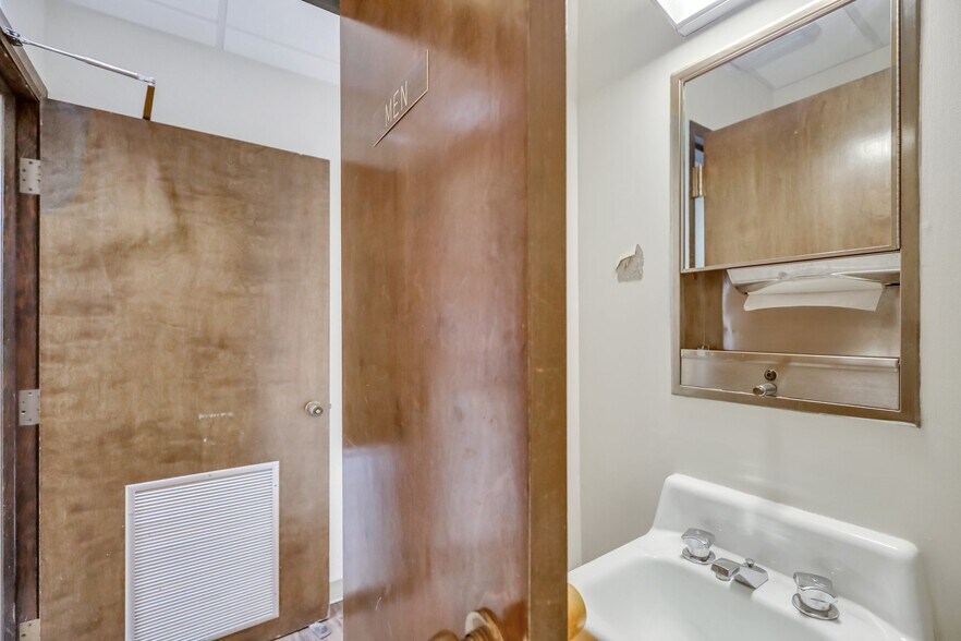 More Photos Of 176 S Main St, Reidsville Freestanding For Sale