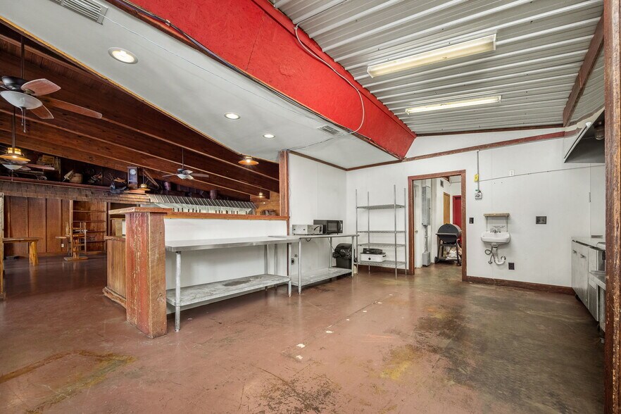 More Photos Of 7080 Dale Ridge Rd, Lancaster Convenience Store For Sale