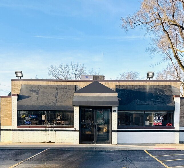 Primary Photo Of 600 E Devon Ave, Elk Grove Village Freestanding For Lease