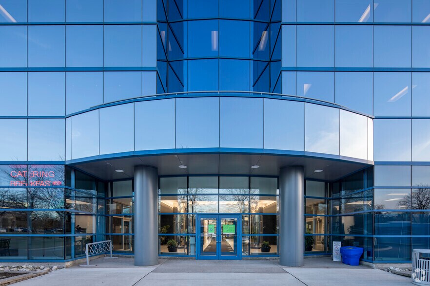 More Photos Of 95 Mural St, Richmond Hill Office For Lease