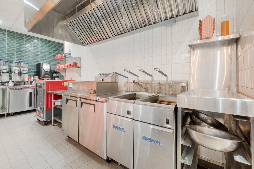 More Photos Of 50 Rue Merry N, Magog Restaurant For Sale