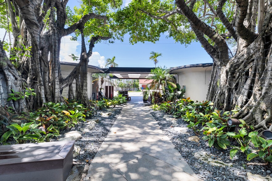 More Photos Of 2400 E Las Olas Blvd, Fort Lauderdale Storefront For Sale