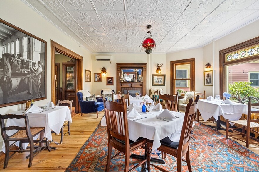 More Photos Of 41 Pleasant St, Woodstock Hospitality For Sale
