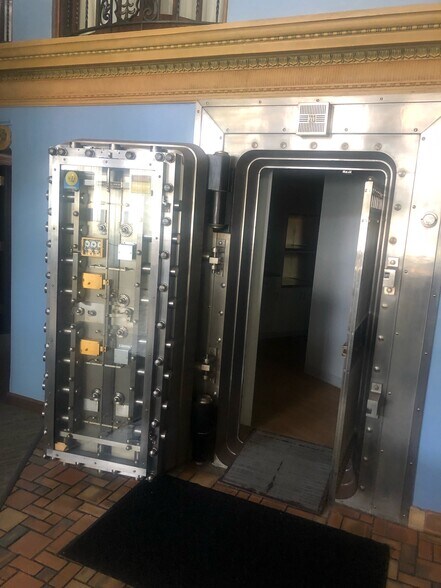 More Photos Of 115 7th St, Rockford Medical For Sale