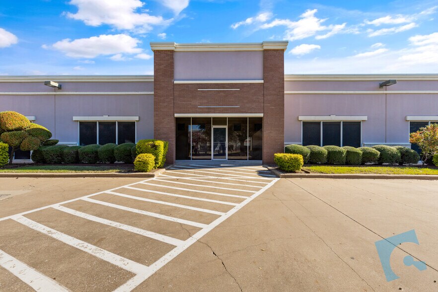 More Photos Of 545 S Nolen Dr, Southlake Showroom For Lease