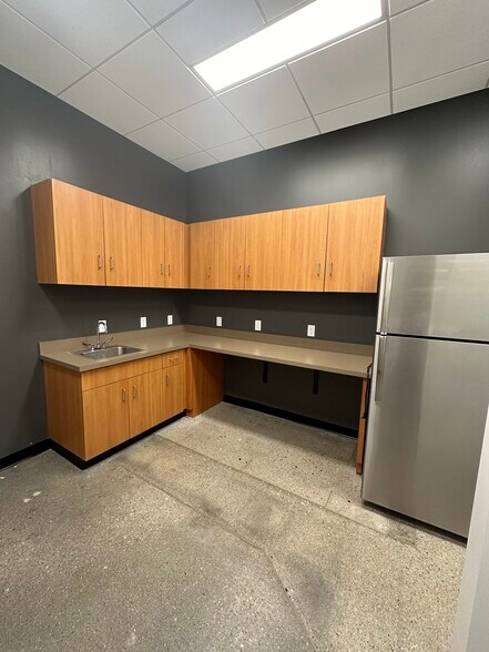 More Photos Of 815-843 N 98th St, Omaha Storefront Retail Office For Lease