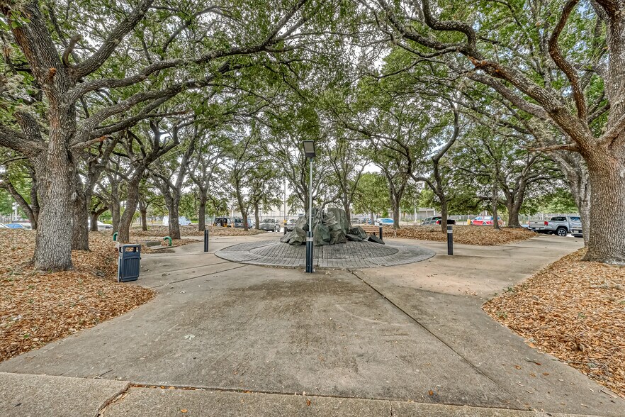 More Photos Of 6100 Corporate Dr, Houston Office For Sale