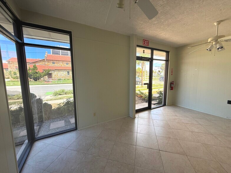More Photos Of 430 Oakridge Blvd, Daytona Beach Office For Sale
