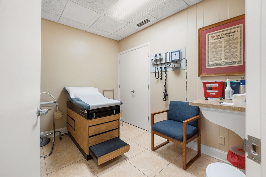 More Photos Of 1701 66th St N, Saint Petersburg Medical For Sale