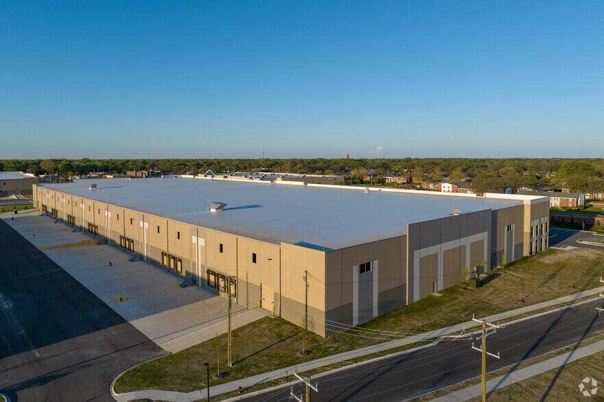 More Photos Of 18300 Vernier Rd, Harper Woods Distribution For Lease